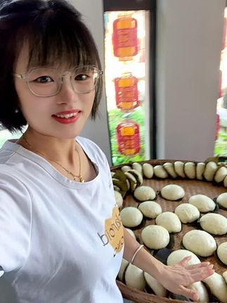 高温连连,孩子放假,最难受的就是忙活一日三餐的妈妈们了,吃完早饭张罗午饭,收拾好厨房又操心晚饭,说实话,买菜都不知道买啥,烧完饭一身汗,太热了,粑叶子粑,早餐吃快捷,营养,0添加,纯手工,有嚼劲,一人一个,饱饱的!你们说呢?#家的味道#便捷早餐 #安庆美食 #农村生活 #妈妈的味道胜过天下所有的美食 @抖音创作小助手 @抖加🔥上热门🔥dou+🔥热点宝