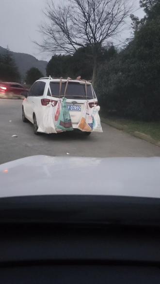 大哥你车里装的是啥宝贝,有那么炫耀吗