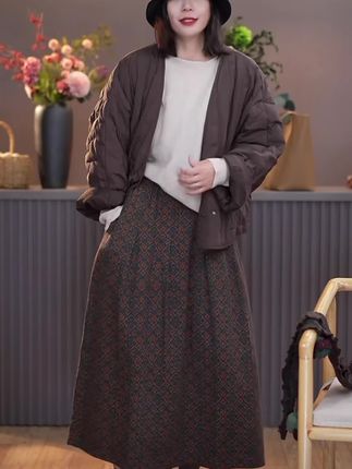 早秋文艺复古松弛感印花棉布阔腿裤 「枝摇」橘红与蓝的撞色宛若黄昏邂逅晴空,既有暖意缱绻,又有宁静疏朗。底布上浮起复古卡其菱格图案,似旧书页里斑驳的印记,文艺感悄然蔓延。 宽松廓形藏肉显瘦,高腰设计拉长身形,步履间裤摆翩跹,拂过皆是浪漫。不拘束的松弛感,搭配针织衫或衬衫皆自成风格。适合漫步林荫、咖啡馆读书、或与秋风约会。温柔笃定,自由生风。#谁穿谁好看 #穿出自己的风格 #面料柔软舒适