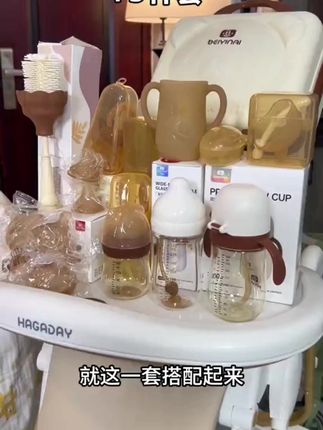 199到手19件套新生儿防胀气奶瓶礼盒套装,太适合正在待产的 199到手19件套新生儿防胀气奶瓶礼盒套装,太适合正在待产的姐妹了吧,还是贝因爱工厂直发,上新宠粉价呀,就是放的数量不多。有3个奶瓶,7个奶嘴,辅食勺,宝宝牙胶,安抚奶嘴,水果咬咬乐,大号奶瓶刷,重力球,宝宝口腔清洁器,收纳礼盒箱#新生儿奶瓶推荐 #新生儿奶瓶 #新生儿奶瓶怎么选 #新生儿防胀气奶瓶 #奶瓶