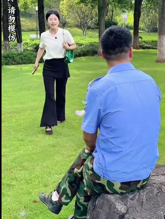 公园里去见相亲对象,结果万万没想到.....#剧情 #情感 #感情 #相亲 #有情人终成眷属
