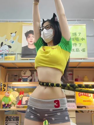 回复 @越努力越幸运的评论 腰腹训练不用整花里胡哨的,每天坚持20分钟呼啦圈,你会感谢自律的自己!#居家锻炼 #呼啦圈转起来 #居家健身有新招 #小蛮腰马甲线