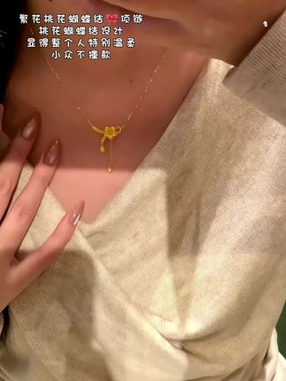 姐妹们谁懂啊?它是这种繁花桃花蝴蝶结的设计,戴上之后显得整个人特别温柔,而且还是小众设计款,不用担心会撞款,还很便宜,真的太爱了!#特别推荐 #繁花#蝴蝶结#项链#女神必备