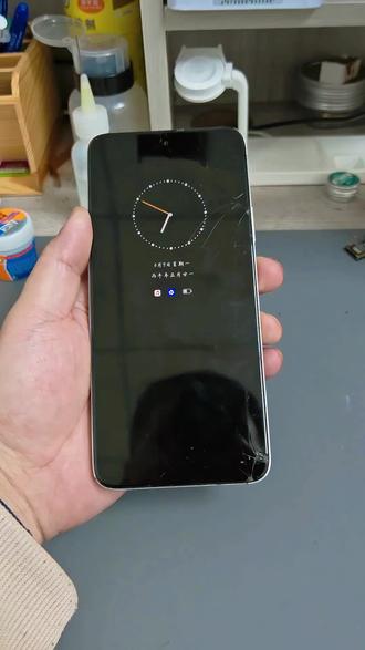 荣耀畅玩60plus外屏碎了怎么办? 同城老弟送来的畅玩60plus,屏幕磕碎了一个角,触摸显示都正常,这种情况只需要更换一个外屏即可解决。千万别被忽悠了啊。😊#手机爆屏修复 #荣耀畅玩60plus外屏碎了 #畅玩60plus换外屏 #荣耀手机换外屏 #绥中县手机维修