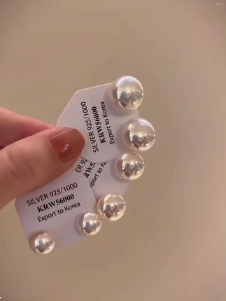 老婆们!噂嘟太美啦!轻松拿捏韩女氛围感!戴上这个耳钉一整个温柔住了。#耳钉  #珍珠耳钉  #美出高级感 #修饰脸型 #方圆脸平价耳饰