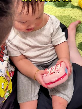人类幼崽终于不抢手机了!把早教手机和忙碌板结合在一起!早教启蒙和手指精细全部都有了!#忙碌板 #儿童手机 #益智玩具