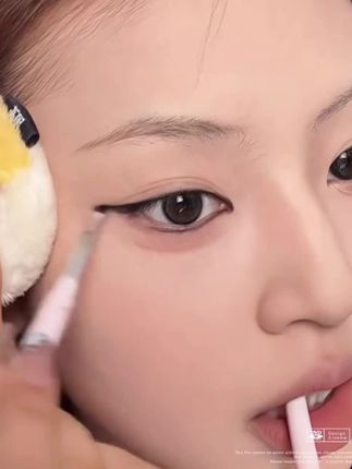 自带刀锋刷的胶笔能有多好用手残党也能画出完美眼线的秘密就是它#眼线胶笔 #好物分享#防水防汗不晕染 #自用好物推荐 #平价好物@DOU+上热门