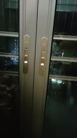 提示一下各位老板,装修房子的时候,选择落地门的时候一定要选择重型推拉门,它能防台风的,不会有晃动情况的