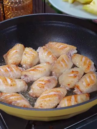 孩子们爱吃的菠萝鸡翅,软糯脱骨的鸡翅,加上菠萝的果香,酸酸甜甜的超好吃#菠萝鸡翅 #妈呀太香了
