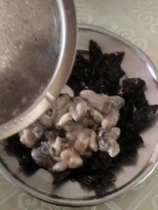 这道美食你可曾吃过,好吃的牡蛎配上紫菜,再来一碟酱油芥末,这道美食味道绝了,好吃的紫菜点击左下角橱窗快安排吃起啦#美食 #美味一刻满满是真 #海鲜 #紫菜 #橱窗好物 @抖加🔥上热门🔥dou+🔥热点宝 @我要上热门 @DOU+小助手 @生活服务热点中心