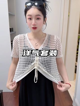 夏天不知道穿什么,就试试这个小套装,里面一件吊带裙外面一个小罩衫,防晒还不会闷热呢!#套装#透气不闷热#洋气套装#时尚套装#面料柔软舒适