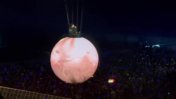 和情人
紧紧拥抱来代替讲话 好吗
你快乐眼泪想洒了
而不准你洒
我在旁 请不要害怕