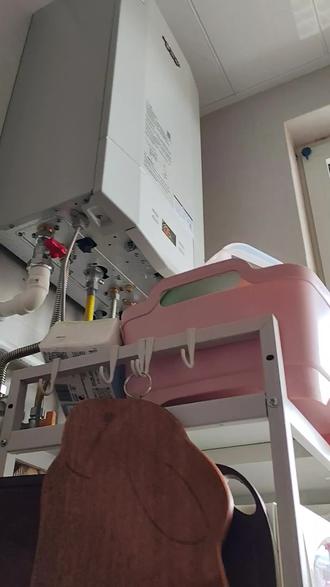 集中供暖和壁挂炉切换,全网最全流程
1.先关闭集中供暖阀门,一定注意必须关死,防止串水
2.排水泄压,在分水器排气阀上操作。集中供暖压力太大,不放水泄压炉子立马喷水。
3.打开壁挂炉采暖阀门,观察水压,压力1.2-1.5左右就可以,不足补水,超压放水
4.压力稳定后开启壁挂炉采暖模式。#集中供暖和壁挂炉切换流程#壁挂炉采暖#壁挂炉 #工作实拍 #记录我的工作日常