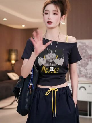 2025夏季新款斜肩设计感印花短袖t恤显瘦修身百搭 #洋气百搭 #短袖t恤 #时髦精 #显瘦穿搭 #露肩上衣