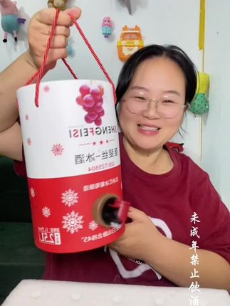 长白山脉的圣斐丝冰葡萄酒,酒龙头接酒的设计,很有酒吧的氛围感,马上中秋了,不管是聚会喝好,还是送人都很不错#圣斐丝#冰酒#冰葡萄酒 #红酒 #强烈推荐