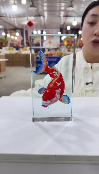 家里有鱼缸的,可以放一条这样的七彩锦鲤,这条鱼啊,采用的是浮雕的工艺。