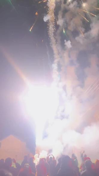 从未见过如此震撼的烟花,足足放了一个小时,烟花虽短暂,但它那一刻的美永远留在了心中!!