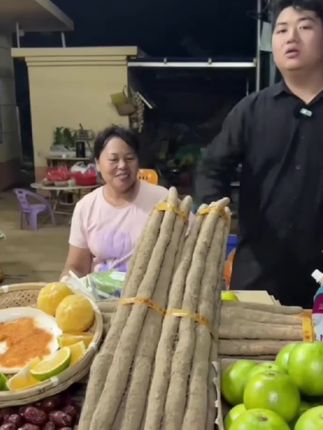 现挖正宗河北小白嘴山药,它不是市面那种淮山,它比较细,但皮薄肉厚,煮起来是软软糯糯还带清甜口感的,山药的好处都知道,做法简单,蒸煮炒都可以,老人孩子都爱吃#三农 #农产品 #山药#小白嘴山药