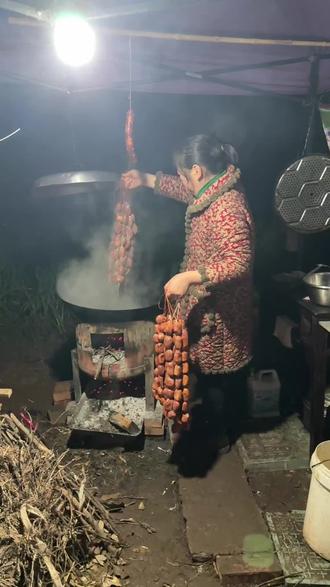 排骨香肠漂水,去除表面油脂与污渍,柑橘发十柏丫熏制,金黄金黄的#我的乡村生活 #分享家乡美食 #备年货