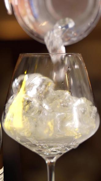 雷司令半甜白葡萄酒 不知道怎么选葡萄酒的,这款摩泽尔的雷司令白葡萄酒很不错#葡萄酒#半甜白葡萄酒#白葡萄酒#富澈 #微醺时刻