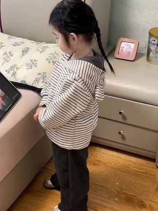 🍂接下来就是卫衣 落叶 中秋 国庆 跨年 烟火 下雪 新年还有我们.#高品质童装 #生女儿就要这样穿 #女儿穿搭 #今日穿搭 #萌娃穿搭
