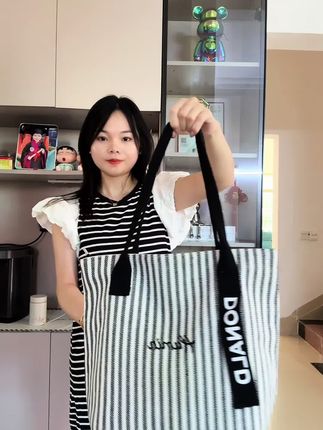 超好看的帆布包来啦!容量超大超能装!背着超百搭!#好物推荐🔥 #包包推荐 #百搭包包@DOU+小助手 dou