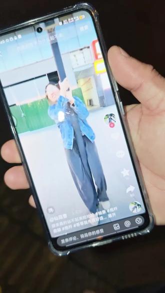 #挑战#杆子盘腿 #沙雕 不怕沙雕多,就怕在一窝,网上最近看到好多在杆子上盘腿的视频,于是触发了我的好奇心,我要试试。好在我灵活,一般人不要轻易尝试,真怕你们解不开