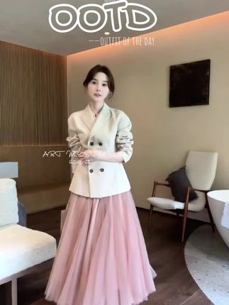 白领姐妹!这件天丝亚麻外套直接把“精致不费力”焊在身上!收腰立裁巨显比例,腰臀线一眼惊艳,挺阔面料还不皱,朴素纽扣低调又高级,通勤穿气场拉满,日常搭也温柔,谁穿谁是氛围感美女!#今天穿什么 #ootd穿搭 #高级感穿搭 #梨形身材穿搭 #温柔穿搭