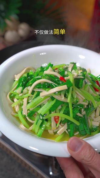 百叶新吃法,尤其是加了韭菜一起烧,简单好吃又下饭!全家老小都爱吃!#百叶#韭菜#莴笋