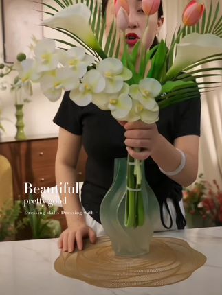 被问爆的仿真花!氛围感拿捏了~ 谁懂啊!这束设计师款仿真花也太绝了!简约线条混搭轻奢感,花瓣纹路像刚从花园摘的,却永远不凋谢~ 摆玄关显贵气,放餐桌添温馨,连拍照当道具都自带滤镜感!不用浇水施肥,懒人狂喜!家里瞬间有了杂志内页那味儿✨ #仿真花装饰 #轻奢家居 #设计师款花束 #摄影道具 #颜值好物