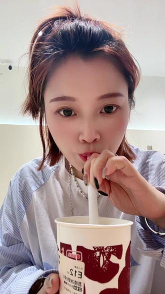 古茗新品|荔枝冰奶 正常冰不另外加糖!非常非常适合夏天喝很爽口
美中不足的是只有中杯!几口就没有了
#古茗 #古茗新品 #荔枝冰奶 #古茗荔枝