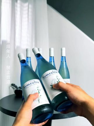 一口惊艳,两口沦陷!说的就是这瓶蓝瓶雷司令半甜白。10.5度温柔微醺感,轻松撬开你的味蕾,晚安or轰趴都能carry全场!
