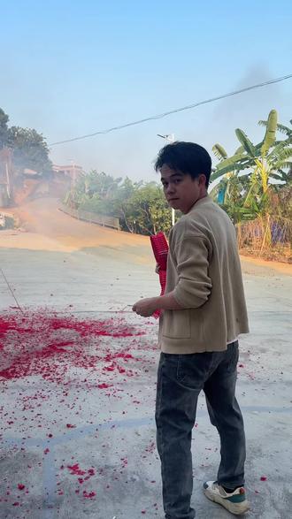 初三扫地,点最后一串鞭炮。#新年快乐