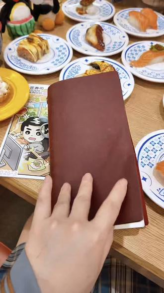 叠叠乐!吃完寿司可以这样画手帐🍣 于是就有了这样简单的一个排版,
但我感觉还挺有趣的就分享一下!
你也可以用叠叠乐的形式画你感兴趣的食物(不得不说金匠还是挺好吃的,想二刷了#艺术在抖音 #跟着抖音学画画 #手绘美食 #自学画画 #手帐排版