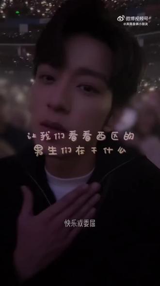 尖叫鸡!!D4去了前辈F4 的演唱会
希望有一天D4也可以站在同样的舞台上光芒万丈!#演唱会 #音乐 #演唱会 #一代人的回忆 #F4