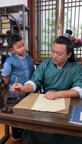 指桑骂槐 成语故事:指桑骂槐
字面意思: 手指着桑树,嘴里骂的却是槐树。
真正含义: 👉 拐着弯骂人——表面上在说/骂A,其实是在骂B,借题发挥、含沙射影。
#成语故事 #中华文化 #典故 @小核桃的生活号 @抖加🔥上热门🔥dou+🔥热点宝