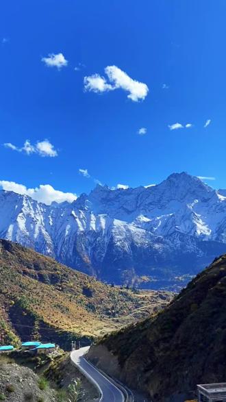 以理塘之石,绘岁月之新
谨以此画献给理塘,献给新年,愿大家新年快乐,马上有光。#岩彩 #理塘丁真 #岩彩星火燎原 #矿物颜料 #雪山会听见你的愿望 @理塘丁真 di