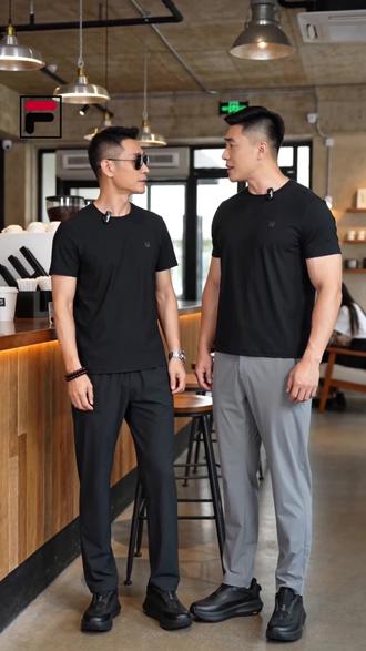 斐乐活动力度这么大?我一次性囤了三件短袖,只要三位数!快点头像来直播间,正在热卖…#斐乐#百搭t恤#活动#高级感穿搭#轻松get夏日松弛感淡人穿搭A2X
