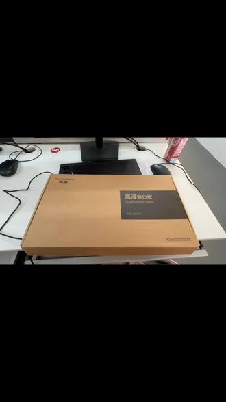 300元内闭眼冲!高漫数位板把画室搬进口袋✨
谁懂啊!学生党/新手画师想入门板绘,怕踩雷又不想吃土?高漫数位板直接把性价比焊死在天花板上!
磨砂板面自带纸笔摩擦感,下笔不滑手,8192级压感绝了——轻描是细腻发丝,重按是浓郁阴影,线条流畅不卡顿,连新手都能轻松画出渐变质感。蓝牙+有线双模式,手机、电脑、平板全适配,上课记笔记、通勤涂灵感、熬夜肝插画都够用,塞进书包毫无负担 。
快捷键自定义超灵活,撤销、保存、切换画笔一键搞定,不用反复点屏幕;配送替换笔芯+取芯器,细节拉满还省心。从初中用到工作的老粉回购率拉满,百元预算就能get专业级体验,再也不用为入门装备纠结!
🎨 评论区扣“绘画”抽3人送同款替换笔芯套装,说说你想用它画什么?是插画、漫画还是手账排版?