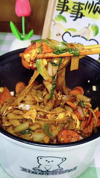 2.7💰宿舍小锅美食|炒河粉 粉Q弹爽滑,咸香入味😋
河粉1💰 火腿肠0.6💰 青菜0.3💰
蒜0.3💰 鸡蛋0.5💰 共计2.7💰
调料:生抽、老抽、盐、辣椒面
美食评分:100,贼好吃,锅气老足了,就是有点辣😁
#宿舍小锅美食 #家常美食 #好好吃饭 #省钱 #一人食记