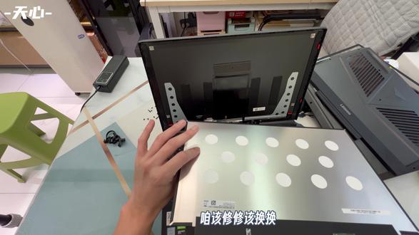 联想拯救者 Y7000P 拆屏教程 小白也能一步到位 超详细 联想拯救者 Y7000P 2019 屏幕拆卸 从断电、拆后盖、拔电池排线、拆 B 壳到取屏幕、拔屏线,一步一步手把手教你。新手照着做也能安全换屏,收藏备用,自己动手更省钱!#笔记本维修 #笔记本换屏 #联想拯救者