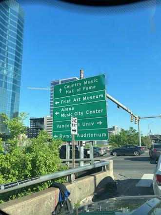 #感受下魔都繁华的夜景吧 美国最著名的音乐盛地,田纳西州最大的城市Nashville,全天24小时不间断的歌舞狂欢,感觉这才是真正的老美生活😂!我想在街上喊一句:好多外国人啊!哈哈哈哈,忘记了🤪!