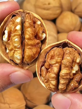 手剥烤核桃来福利了,皮薄肉厚,太好吃了#核桃#烤核桃