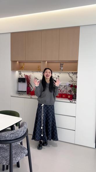 客餐厅一体柜,附上尺寸细节图📐
整面墙通顶设计,把收纳做到极致
视觉上又干净利落
隐形柜门+原木色点缀
颜值和实用性直接拉满
#龙岩装修 #全屋定制 #餐边柜客厅柜一体 #装修尺寸图 #龙岩