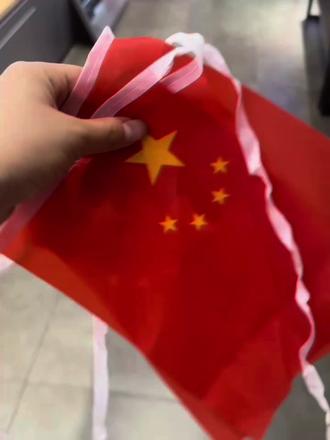 在店五年我就亲手挂了五年的国旗,每一次都是热血澎湃。如果信仰有颜色,那一定是中国🇨🇳红!#我追随的光是五角星的星光