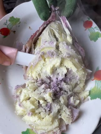 冰淇淋番薯最迷人的特质,莫过于它那独特的“粉糯”口感。 蒸熟后,用勺子轻轻一舀,便能感受到那种扎实又温柔的阻力。送入口中,肉质细腻如脂,仿佛在舌尖缓缓化开,带来沙沙的、粉粉的质感,像抿了一口极细腻的栗子泥。它不粘牙,也不过分水润,而是一种干爽绵密的甜糯,每一口都带着红薯特有的醇厚香甜,那份温润的粉糯感,足以带来满满的踏实与幸福感。#农村美食 #冰淇淋番薯 #好吃到爆 #红薯 #好吃到停不下来