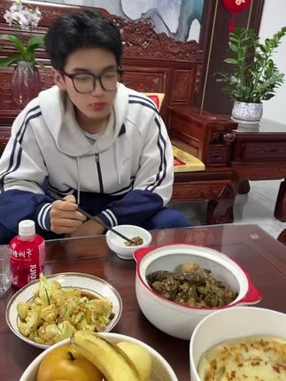 今日午餐打卡,简简单单又一餐,这几天忙的我晕头转向的,明天给大家出做饭视频教程,敬请大家关注#美食零添加