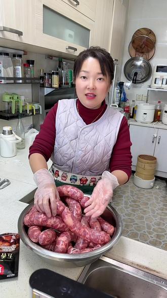 又到了一年一度做香肠的季节了,做香肠不知道怎么去调味道的可以试试这款好人家调料,有了它再也不用愁调出来的香肠是咸了淡了,这个味道做出来刚刚好,全家老少都爱吃,需要的赶紧囤上#香肠#腊肠#好物推荐🔥