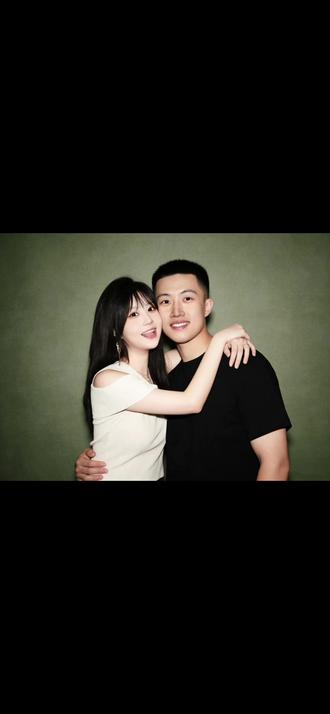 感谢豆包让异地恋情侣0成本拥有合照#异地恋 #橄榄绿 #ai合照 #绿底照
生成口令——帮我生成图片:保持人脸不变,女性人脸参考图1,男性人脸参考图2,生成2张不同姿势合照。主体描述:一对年轻的东亚情侣女生头发保持不变,妆容十分精致搭配精致的饰品(项链、耳环),呈现出韩系"氛围感“妆效;男生是黑色短发风格清爽。两人都穿着简约的服饰(女生米白色露肩上衣,男生力黑色短袖)。风格与场景:采用韩系情侣写真风格,背景纯色暖调低饱和暗绿色磨砂质感墙面,正面柔光打光,人物面部形成柔和阴影过渡。画面呈现出类似摄影棚拍摄的“网红情侣照“质感,人物姿态互动感强(动作:女生和男生亲密的脸贴脸),(表情男生保持原来微笑的表情,女生的表情可以参考男生的,做出搞怪可爱的表情,眼神不要太空洞,可以适当笑眯眯),整体氛围甜酷又亲昵。表情灵动,俏皮微笑。胶片风格,明显颗粒感,柔光暖调。注重人物互动细节与服整体柔和且富有胶片质感的比例「4:3」