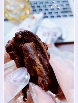 匠心卤制手撕鸭锁骨,麻辣鲜香超解馋,休闲辣味零食,肉类零食新选择,追剧必备,即食美味,下单即享包邮#鸭锁骨肉 #休闲零食 #鲜香入味 #方便即食